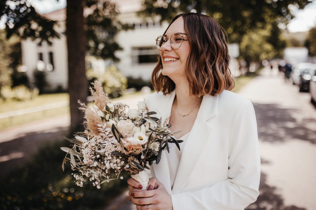 DekoandDesign_Dekoration_Hochzeit_Trappensee_Heilbronn_Brautstrauss_trockenblumen_pampasgras_Ruskus_eukalyptus_rosen_gefuellt_1