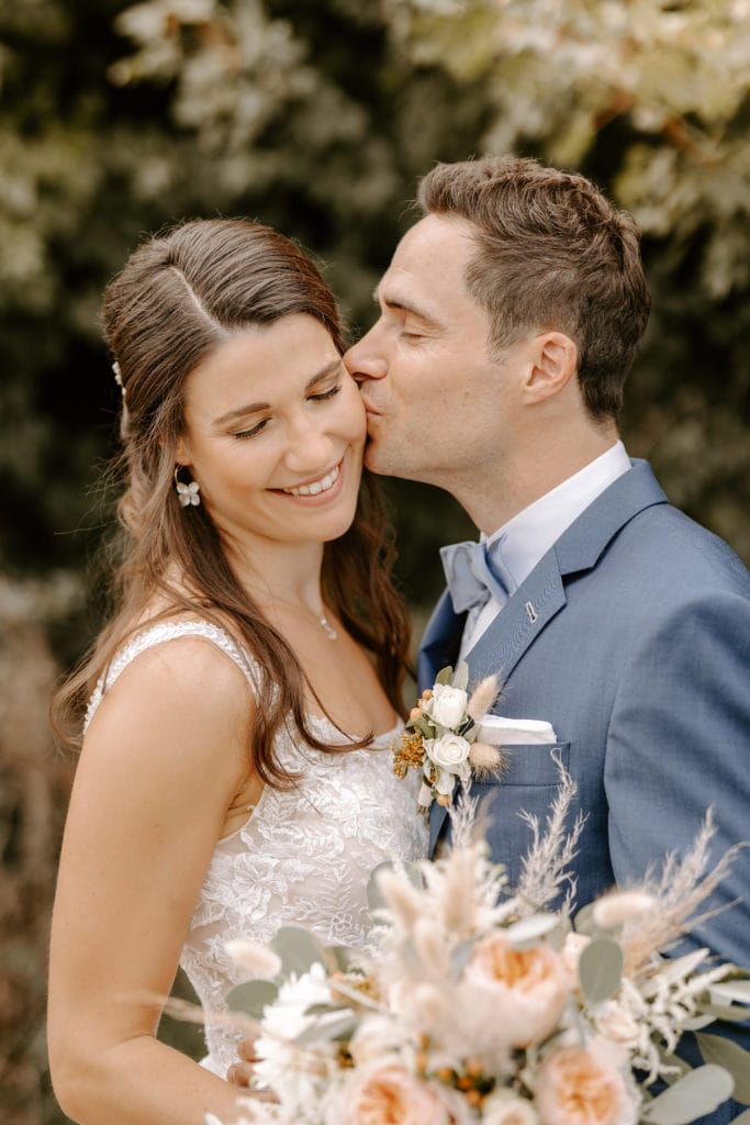 DekoandDesign_Hochzeit_Brautstrauss_Anstecker_Boho_Pampasgras_Eukalyptus_Juliet_Rosen_weiss_aprikot_1