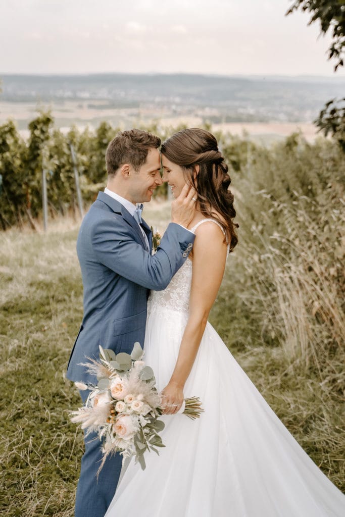 DekoandDesign_Hochzeit_Brautstrauss_Anstecker_Boho_Pampasgras_Eukalyptus_Juliet_Rosen_weiss_aprikot_3