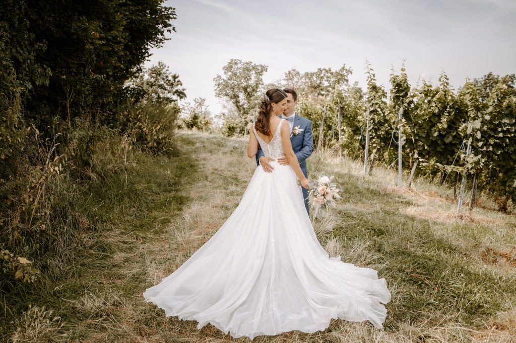 DekoandDesign_Hochzeit_Brautstrauss_Anstecker_Heuchelberg_Weinberge_Pampasgras_Eukalyptus_Juliet_Rosen_weiss_aprikot_1