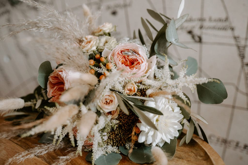 DekoandDesign_Hochzeit_Brautstrauss_Pampasgras_Eukalyptus_Juliet_Rosen_Dahlien_weiss_aprikot_1