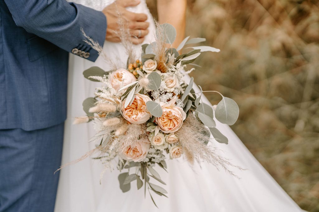 DekoandDesign_Hochzeit_Brautstrauss_Pampasgras_Lagurus_Eukalyptus_Juliet_Rosen_Dahlien_weiss_aprikot_1