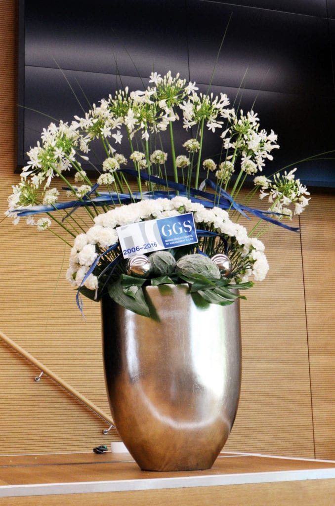 Dekoration_Firmen_Veranstaltung_Bildungscampus_Aula_heilbronn_Deko_Buehne_weiss_blau_1