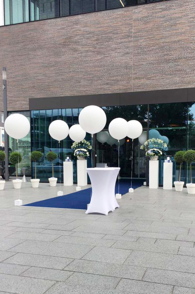 Dekoration_Firmen_Veranstaltung_Bildungscampus_Aula_heilbronn_Deko_eingang_weiss_blau_1