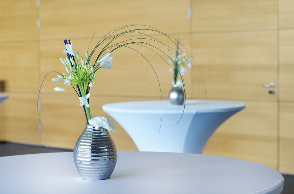 Dekoration_Firmen_Veranstaltung_Bildungscampus_Aula_heilbronn_Vase_Silber_Stehtischhusse_Blumen_deko_3