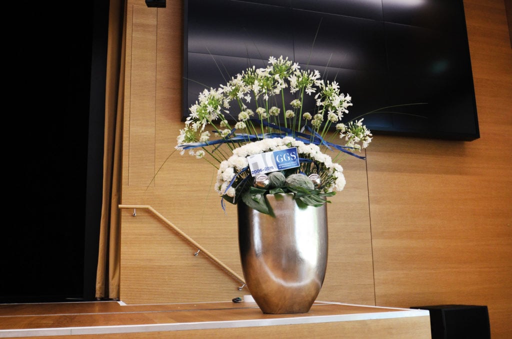 Dekoration_Firmen_Veranstaltung_Bildungscampus_Aula_heilbronn_Pokalvase_Silber_Blumenstrauss_blau_gruen