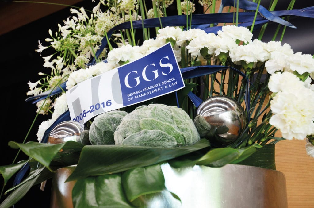 Dekoration_Firmen_Veranstaltung_Bildungscampus_Aula_heilbronn_Blumengesteck_gruen_weiss_Silberkugel