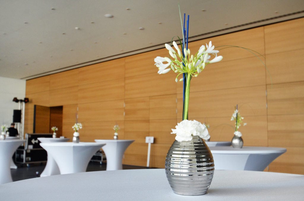 Dekoration_Firmen_Veranstaltung_Bildungscampus_Aula_heilbronn_Vase_Silber_Stehtischhusse_Blumenstrauss_2