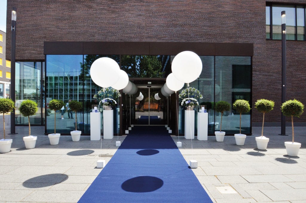 Dekoration_Firmen_Veranstaltung_Bildungscampus_Aula_heilbronn_Teppich_blau_Luftballons_weiss_quadersauele