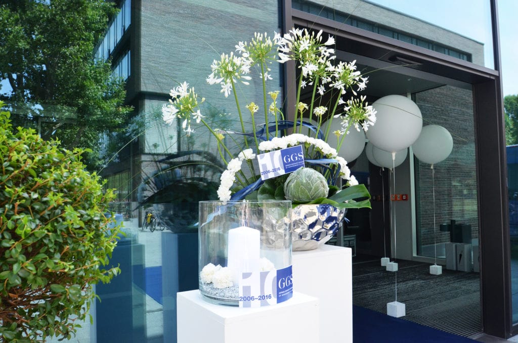 Dekoration_Firmen_Veranstaltung_Bildungscampus_Aula_heilbronn_blau_Luftballons_weiss_quadersauele_Vase_blumengesteck