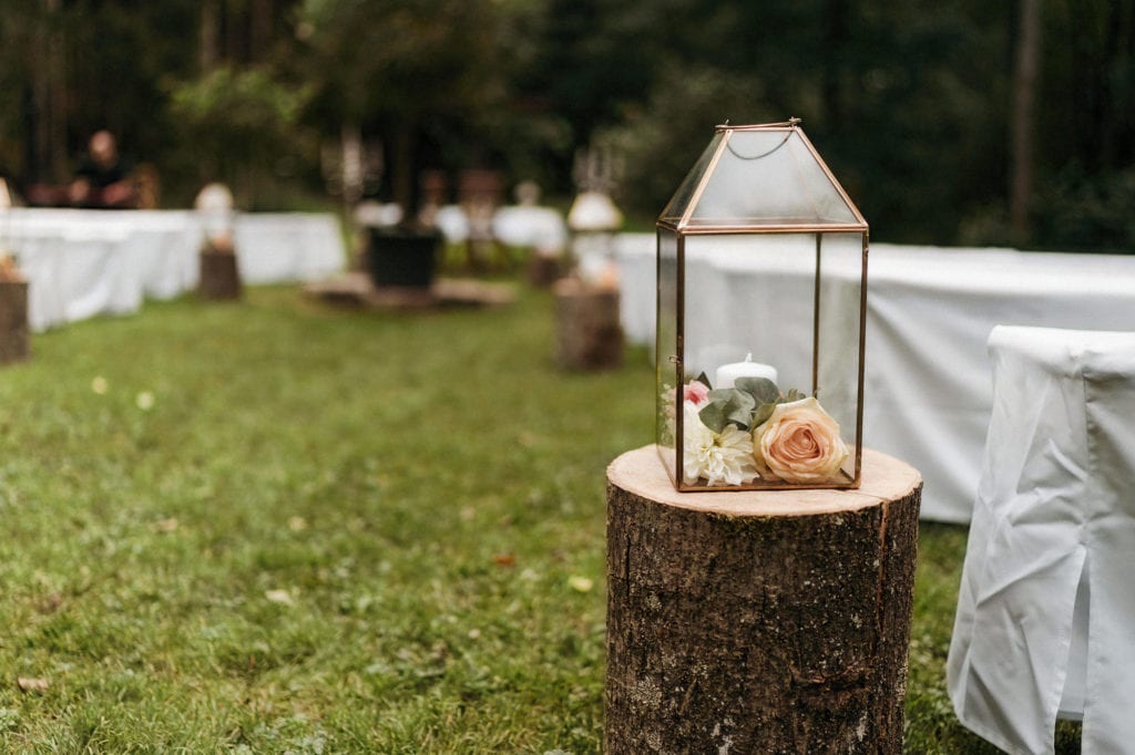 Dekoration_Hochzeit_Heidersbacher_muehle_FreieTrauung_Reihenschmuck_baumstamm_Laterne_gold_Blumen_modern