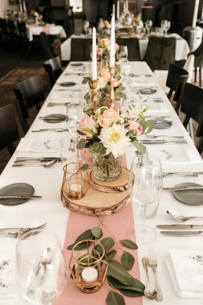 Dekoration_Hochzeit_Heidersbacher_muehle_Heilbronn_Tischdeko_Kerzenstaender_Stabkerzen_gold_Blumen_weiss-rose_blush_eukalyptus