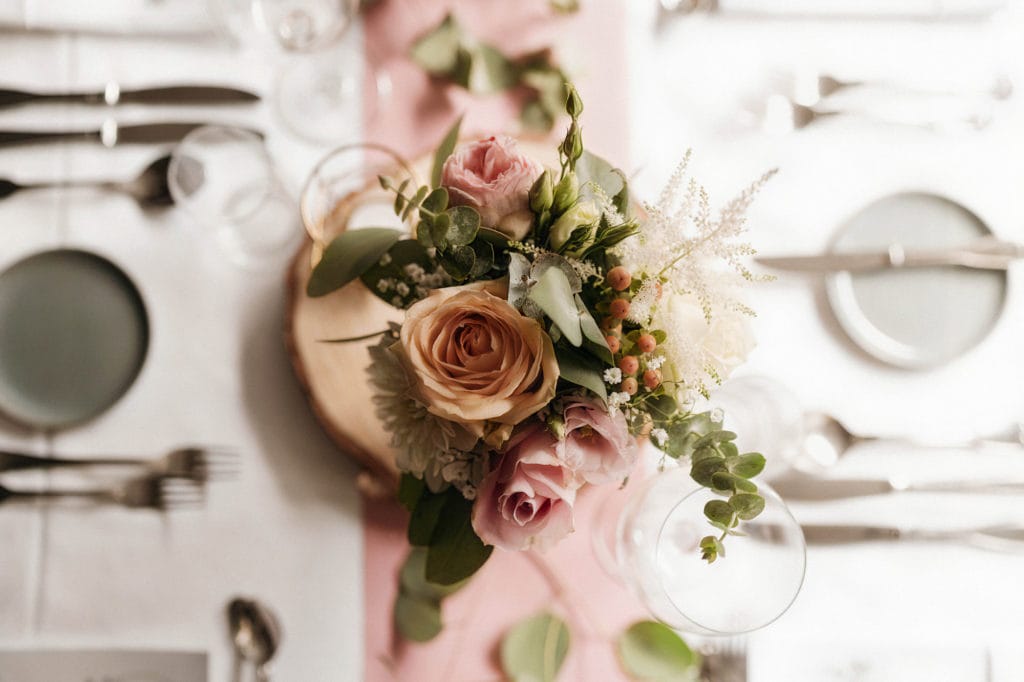 Dekoration_Hochzeit_Heidersbacher_muehle_Tischdeko_Kerzenstaender_Blumenstrauss_gold_altrosa_eukalyptus