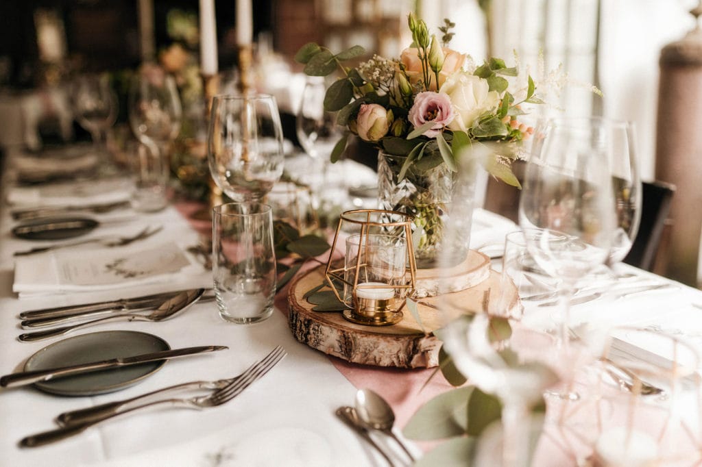 Dekoration_Hochzeit_Heidersbacher_muehle_Tischdeko_Kerzenstaender_Vase_Blumendeko_Rosen_gold_altrosa_eukalyptus