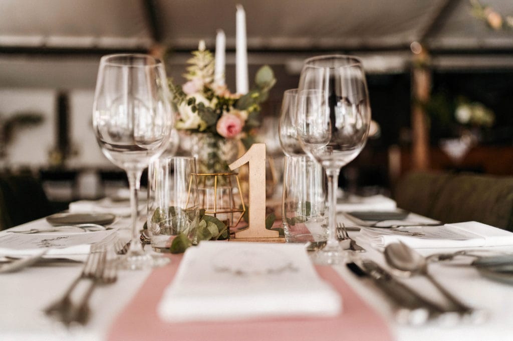 Dekoration_Hochzeit_Heidersbacher_muehle_Tischdeko_Kerzenstaender_Tischnummer_gold_altrosa_eukalyptus