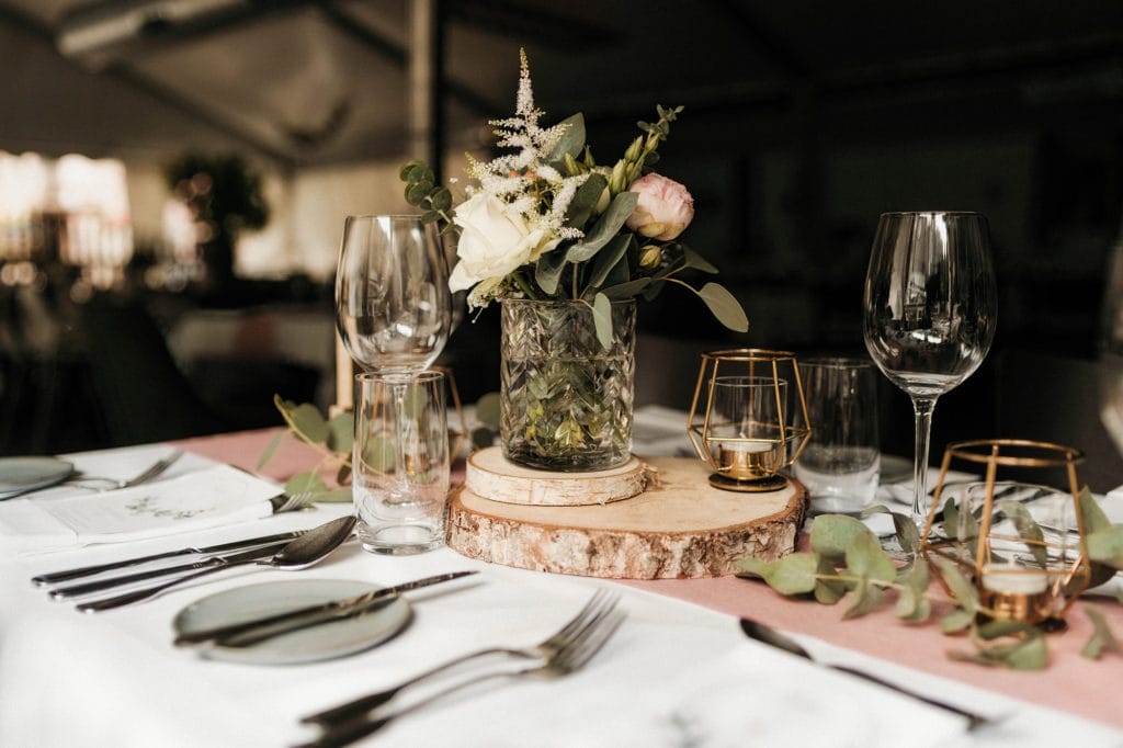 Dekoration_Hochzeit_Heidersbacher_muehle_Tischdeko_Kerzenstaender_Vase_Blumen_Holzscheibe_gold_altrosa_eukalyptus_rustikal