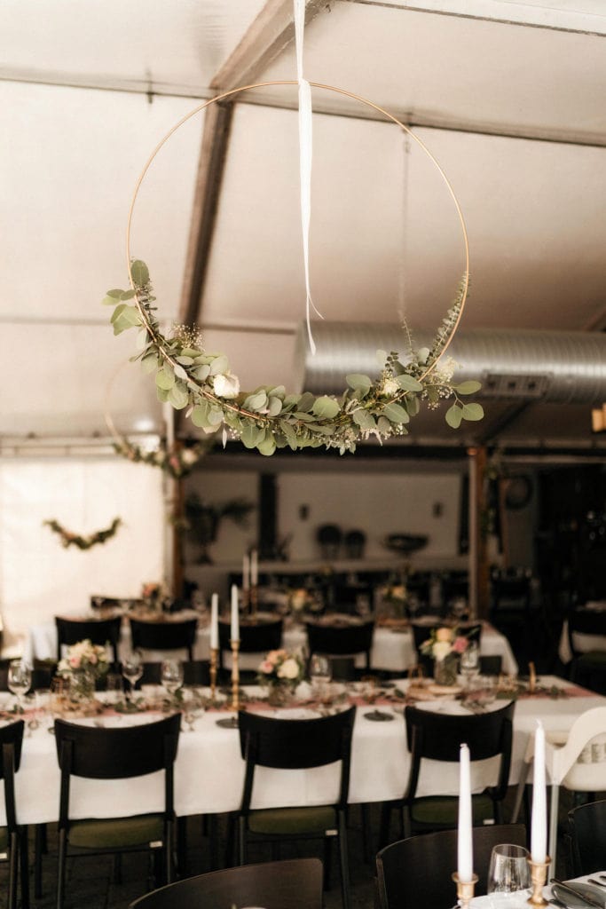 Dekoration_Hochzeit_Heidersbacher_muehle_Zelt_Deko_Hoop_Ring_haengend_Eukalyptus_blumen