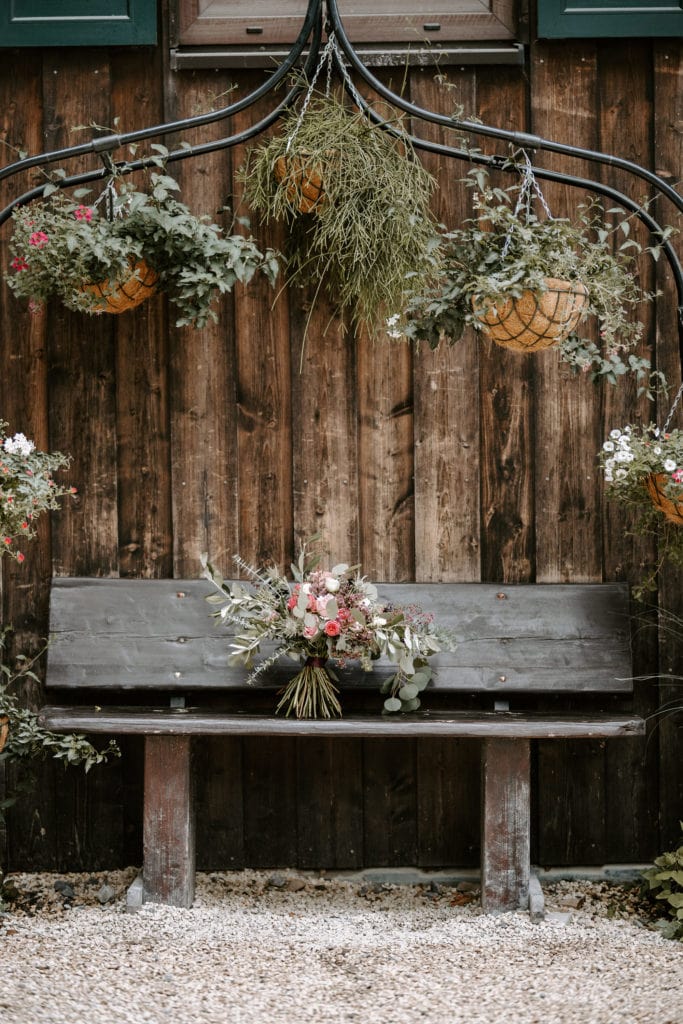 Dekoration_Hochzeit_Heilbronn_Brautstrauss_Boho_Style_modern_Rosen_Distel_Eukalyptus_Olive