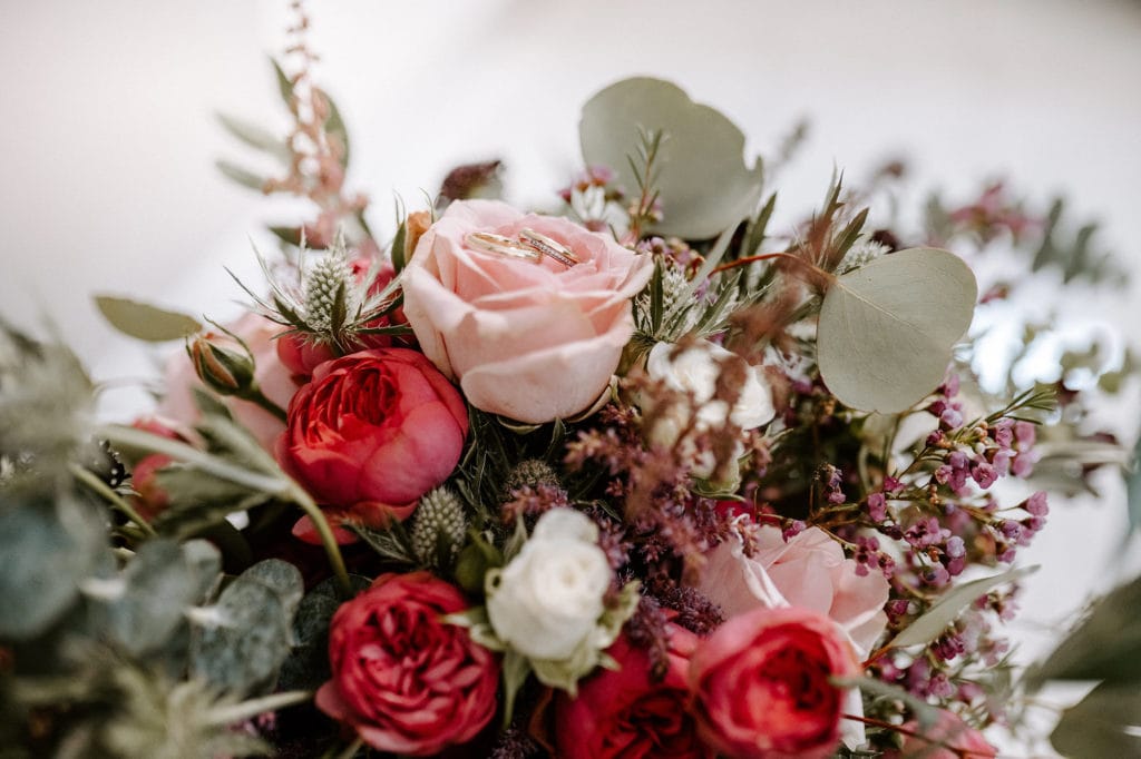 Dekoration_Hochzeit_Heuchelberger_Warte_Blumen_beerentoene_altrosa_pink_aubergine_Rosen_Eukalyptus