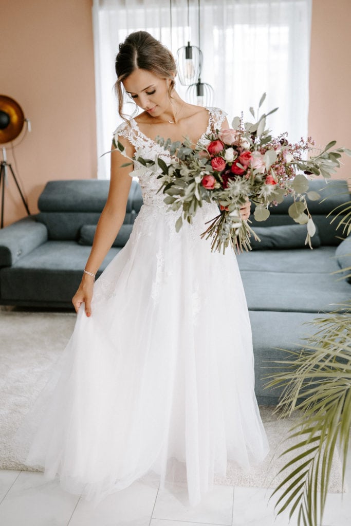 Dekoration_Hochzeit_Heuchelberger_Warte_Braut_Brautstrauss_Boho_Style_modern_Rosen_Distel_Eukalyptus_Olive