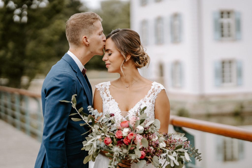 Dekoration_Hochzeit_Heuchelberger_Warte_Brautpaar_Brautstrauss_Boho_Style_modern_Rosen_Distel_Eukalyptus_Olive