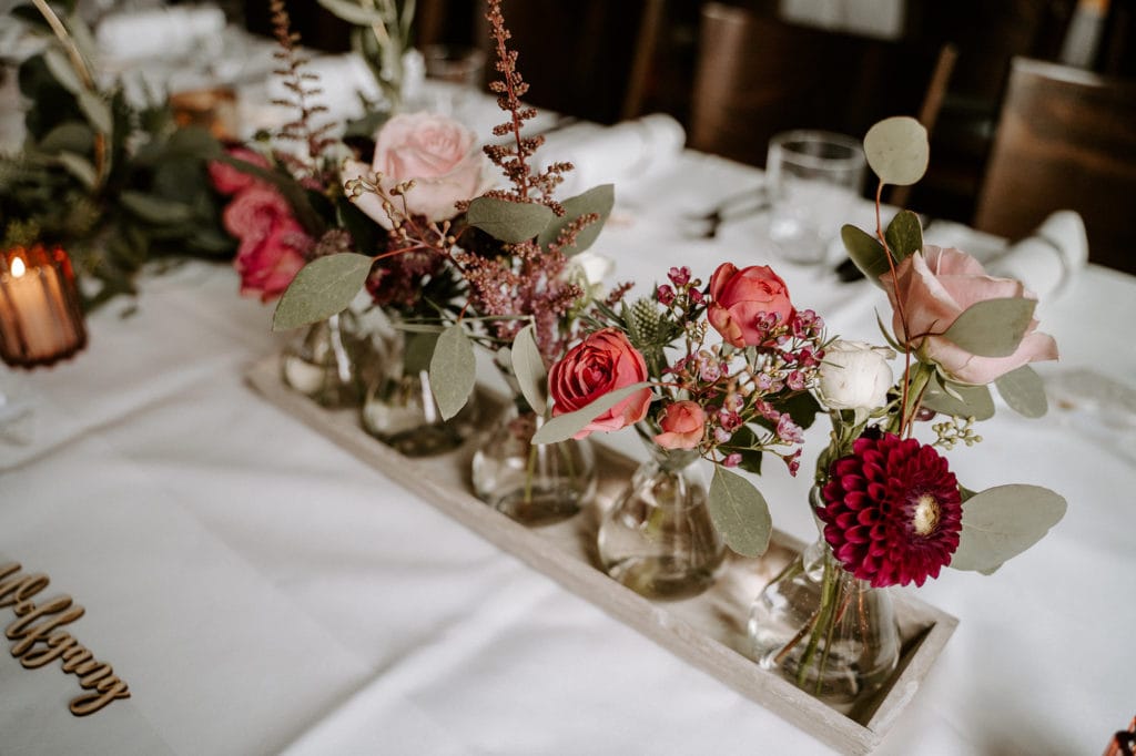 Dekoration_Hochzeit_Heuchelberger_Warte_Tischdekoration_Blumen_Vasen_Flaschenvase_altrosa_pink_beere_eukalyptus_modern