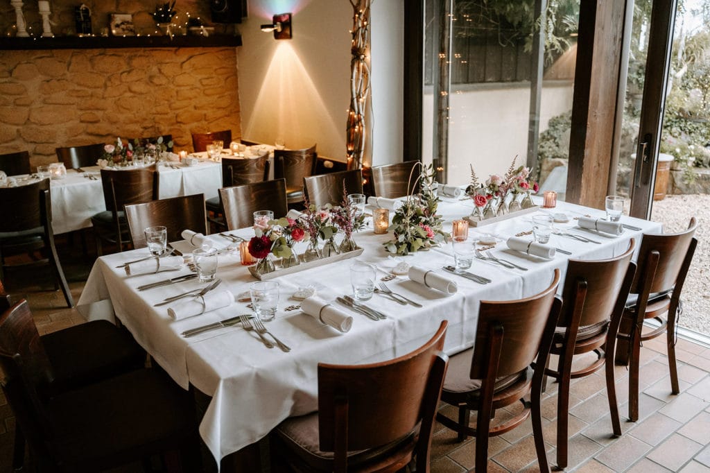 Dekoration_Hochzeit_Heuchelberger_Warte_Tischdekoration_Hoop_Ring_gold_Blumen_altrosa_pink_beere_eukalyptus_trend