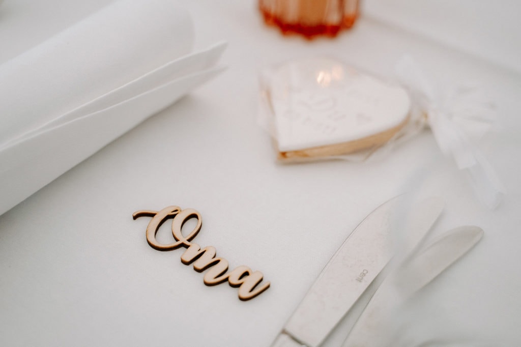 Dekoration_Hochzeit_Heuchelberger_Warte_Tischdekoration_Servietten_Namensschild_Holz_gelasert