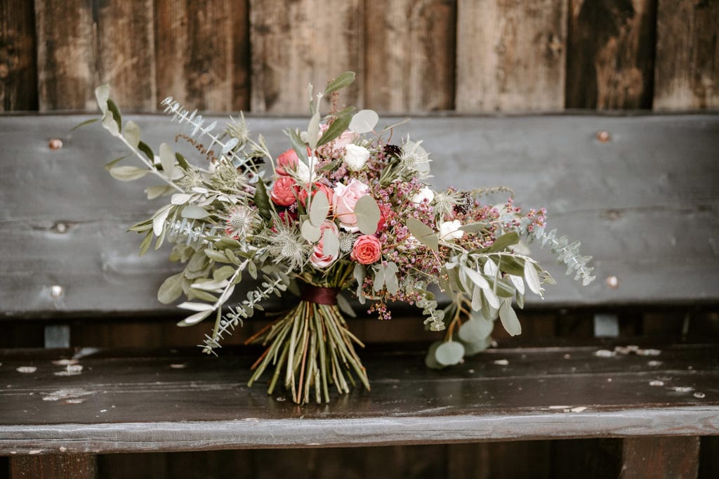 Dekoration_Hochzeit_Heuchelberger_warte_Heilbronn_Brautpaar_Brautstrauss_Boho_Style_modern_Rosen_Distel_Eukalyptus_Olive_3