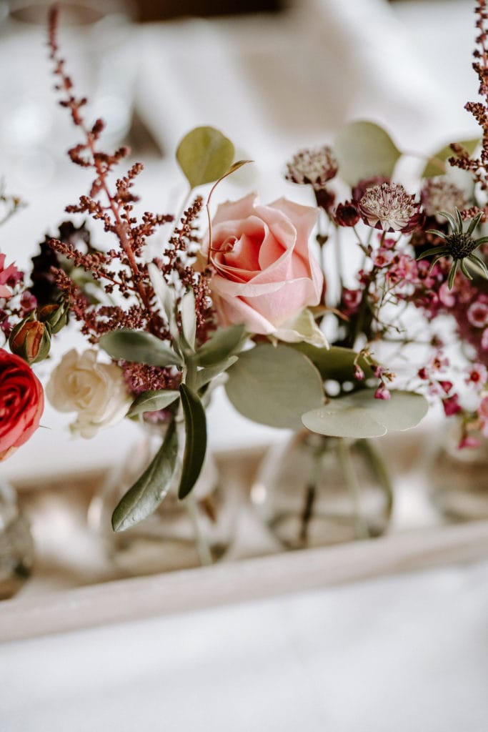 Dekoration_Hochzeit_Heuchelberger_warte_Tischdeko_Flaschenvase_Tablett_Rosen_Astrancien_Astilben_Eukalyptus