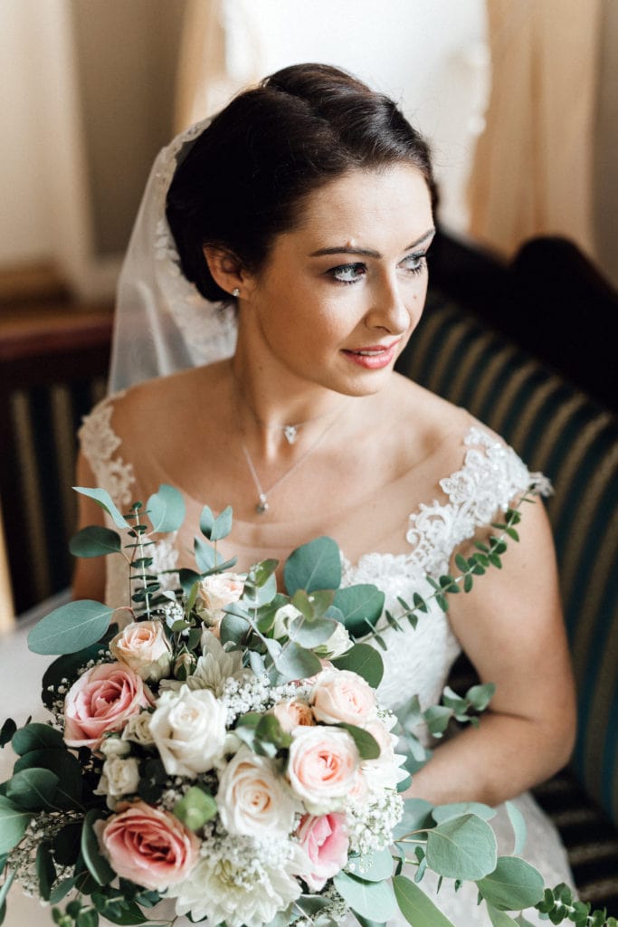 Dekoration_Hochzeit_Schloss_Assumstadt_Brautstrauss_Boho_romatisch_weiss-rose_altrosa_blush_Eukalyptus_Rosen_Dahlien_2