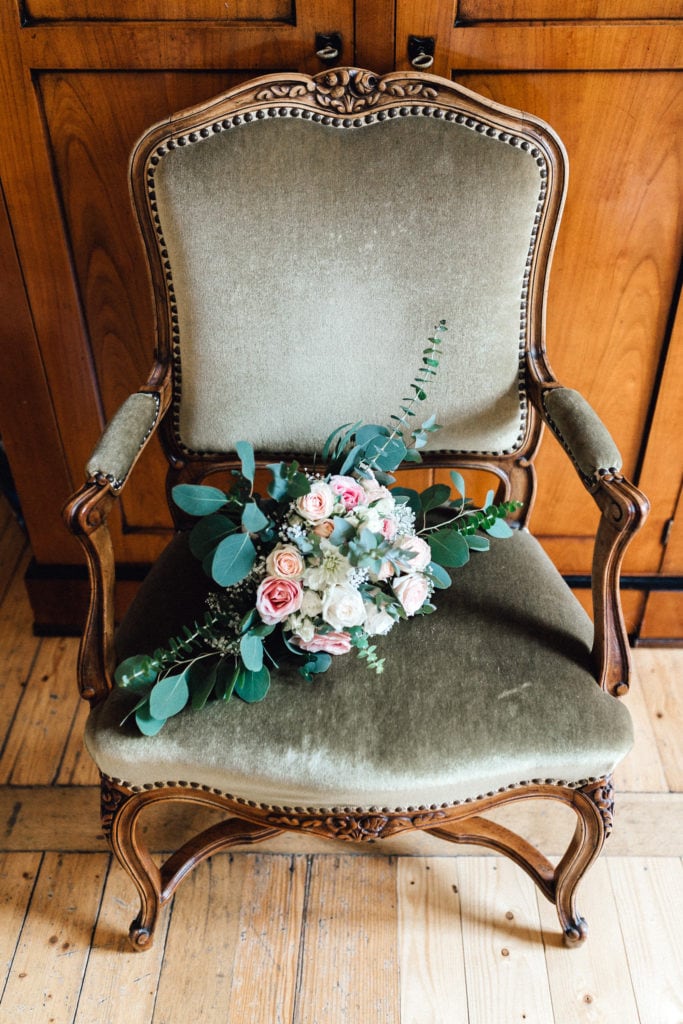 Dekoration_Hochzeit_Schloss_Assumstadt_Brautstrauss_Boho_romatisch_weiss-rose_altrosa_blush_Eukalyptus_Rosen_Dahlien_3