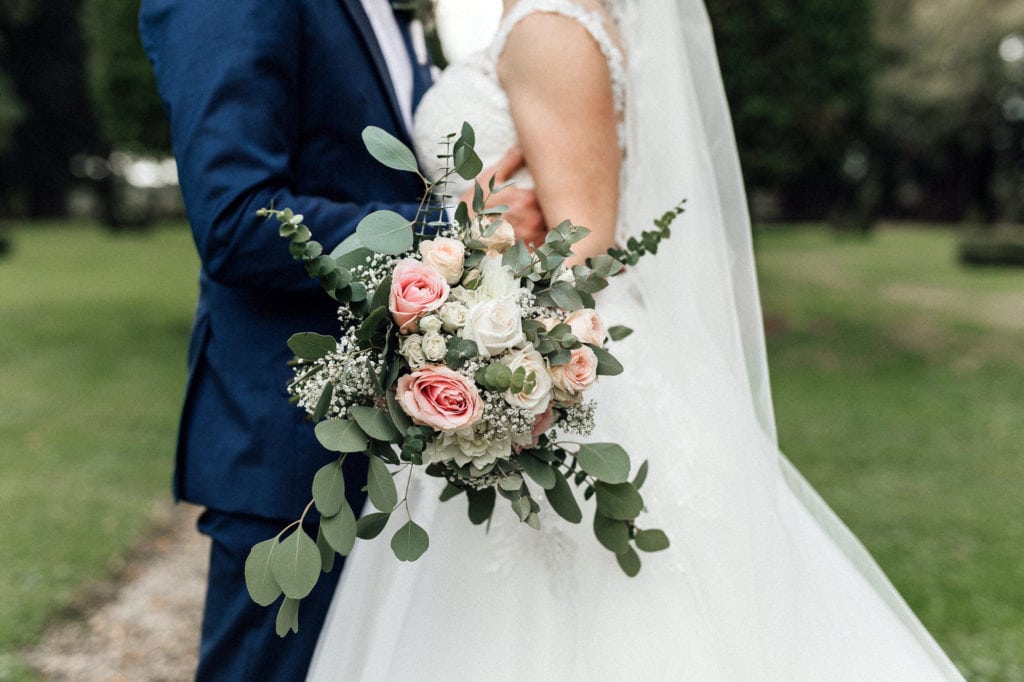 Dekoration_Hochzeit_Schloss_Assumstadt_Brautstrauss_Boho_romatisch_weiss-rose_altrosa_blush_Eukalyptus_Rosen_Dahlien_4