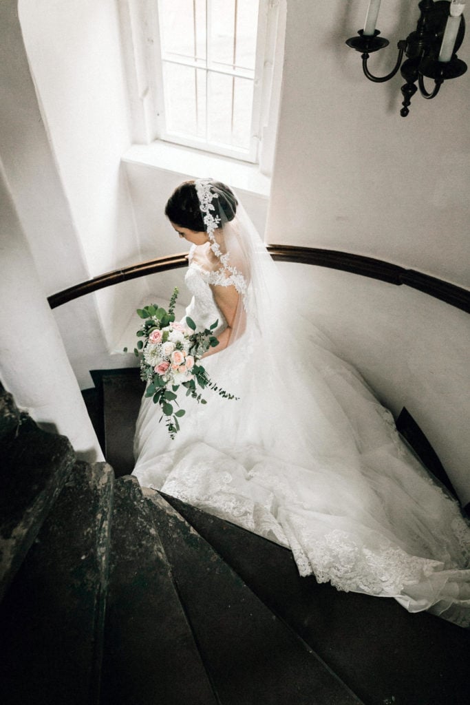 Dekoration_Hochzeit_Schloss_Assumstadt_Brautstrauss_boho_style_modern_eukalyptus_rosen_dahlien_edel