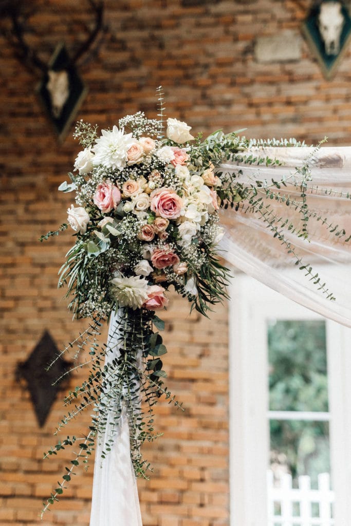 Dekoration_Hochzeit_Schloss_Assumstadt_Freie_Trauung_Traubogen_Birke_Tuch_Gesteck_Blumen_edel_Rosen_altrosa_weiss