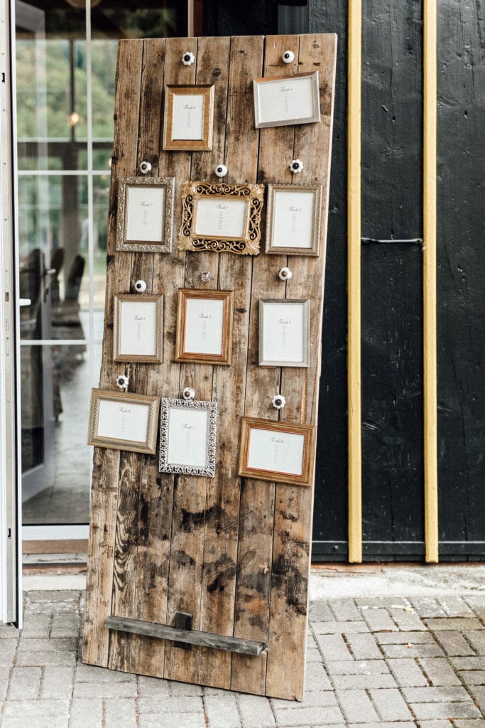 Dekoration_Hochzeit_Schloss_Assumstadt_Sitzplan_alte_Holz_Tuere_Bilderrahmen_rsutikal_gold_silber