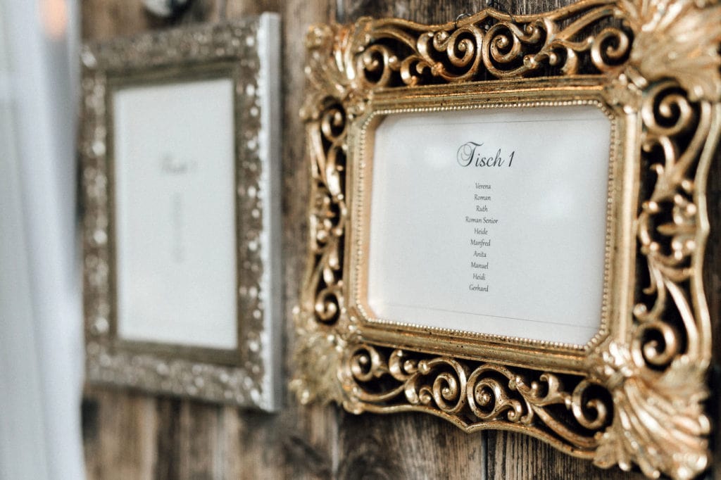 Dekoration_Hochzeit_Schloss_Assumstadt_Sitzplan_alte_Holz_Tuere_Bilderrahmen_rsutikal_gold_silber_2