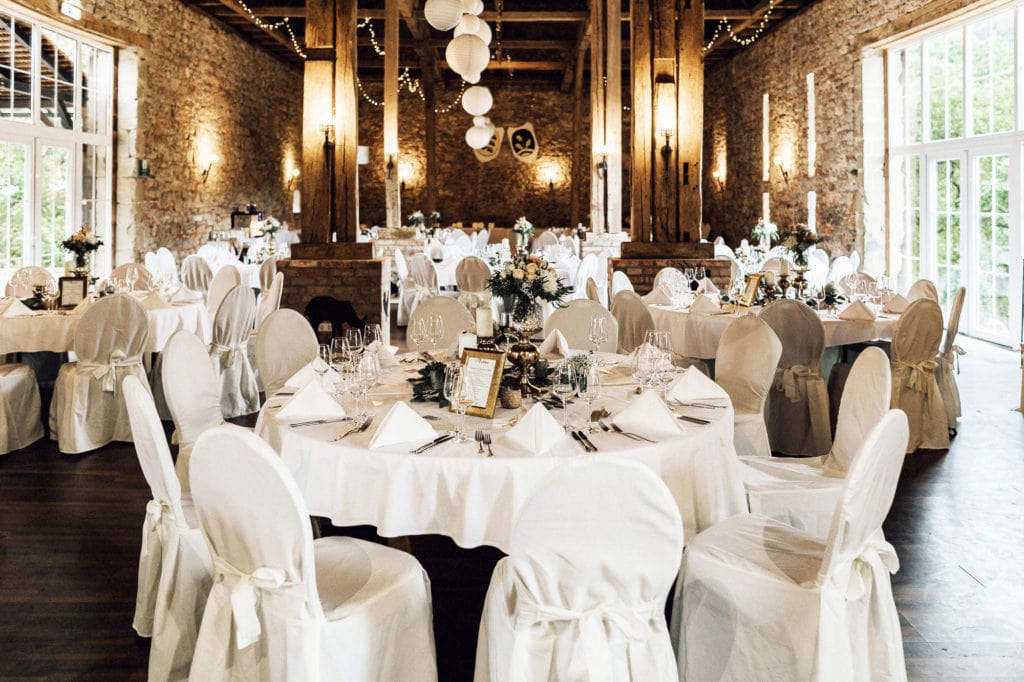 Dekoration_Hochzeit_Schloss_Assumstadt_Tischdecken_Stuhlhussen_weiss_mieten_Tischdeko_rusitikal