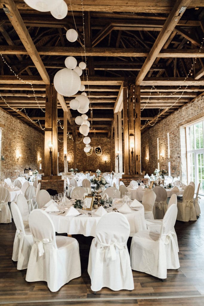 Dekoration_Hochzeit_Schloss_Assumstadt_Tischdecken_Stuhlhussen_weiss_mieten_Tischdeko_rusitikal