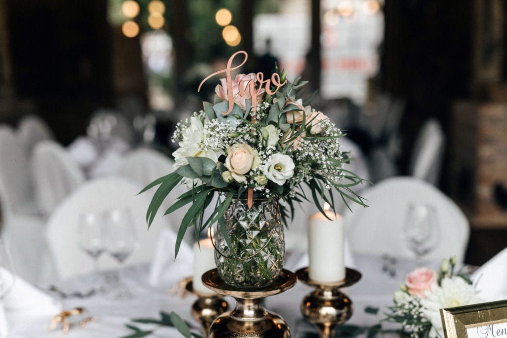 Dekoration_Hochzeit_Schloss_Assumstadt_Tischdekoration_Kerzenstaender_kupfer_Blumen_pastell_rose_eukalyptus