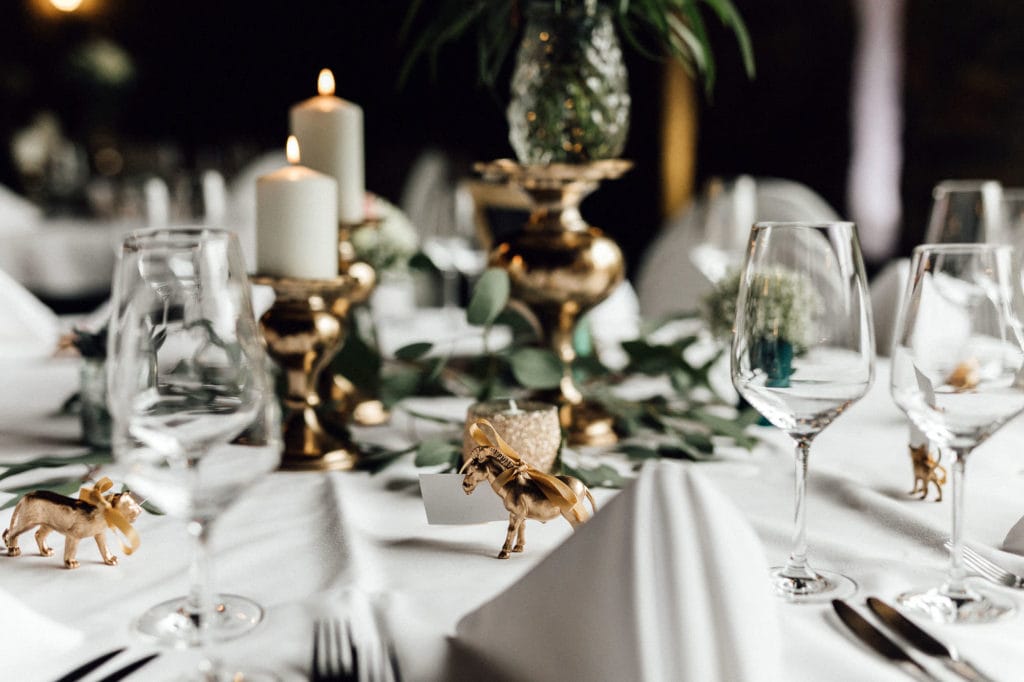 Dekoration_Hochzeit_Schloss_Assumstadt_Tischdekoration_Kerzenstaender_kupfer_Blumen_sukkulenten