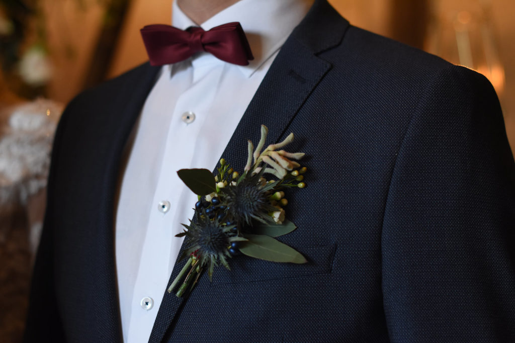 Dekoration_Hochzeit_Schloss_Liebenstein_Anstecker_Boho_burgundy_bodreaux_blau_eukalyptus_rosen_Baender