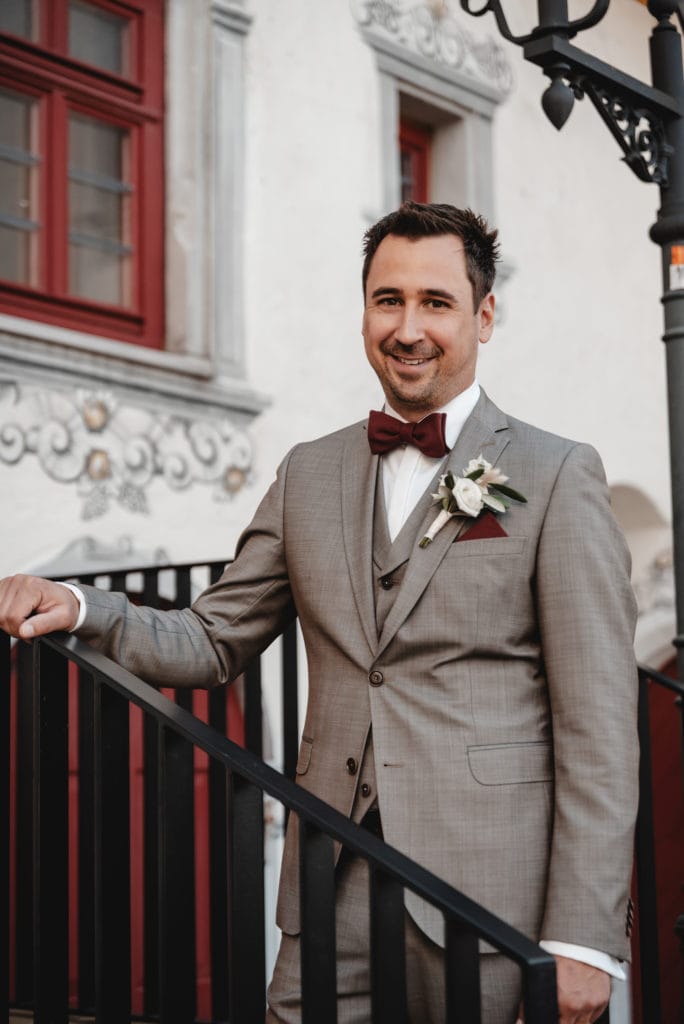 Dekoration_Hochzeit_Schloss_Liebenstein_Braeutigam_Anstecker_weiss_natur_blush_rose_gruen_rosen_pampasgras_Trockenblumen_eukalyptus