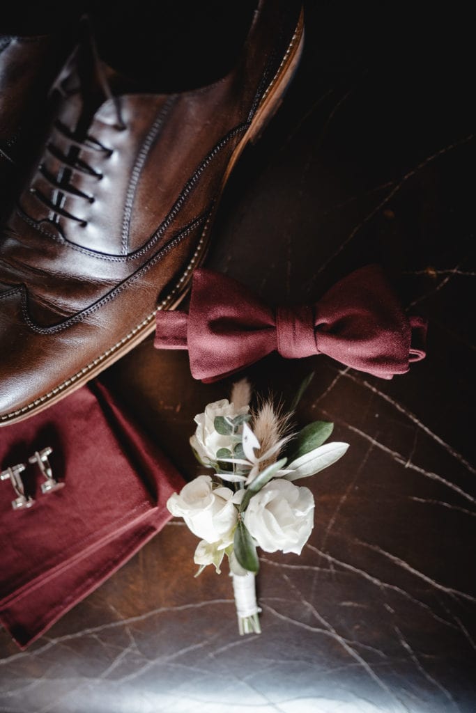 Dekoration_Hochzeit_Schloss_Liebenstein_Braeutigam_Anstecker_weiss_natur_blush_rose_gruen_rosen_pampasgras_Trockenblumen_eukalyptus_2