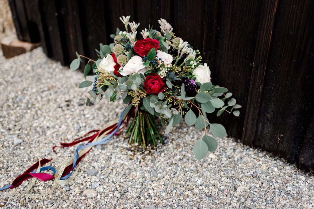 Dekoration_Hochzeit_Schloss_Liebenstein_Brautstrauss_Boho_burgundy_bodreaux_blau_eukalyptus_rosen_Baender_2