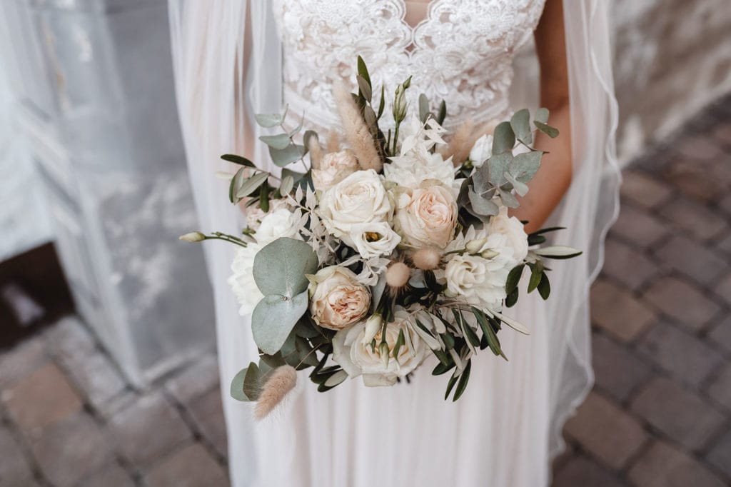 Dekoration_Hochzeit_Schloss_Liebenstein_Brautstrauss_weiss_natur_blush_rose_gruen_rosen_pampasgras_Trockenblumen_eukalyptus_1