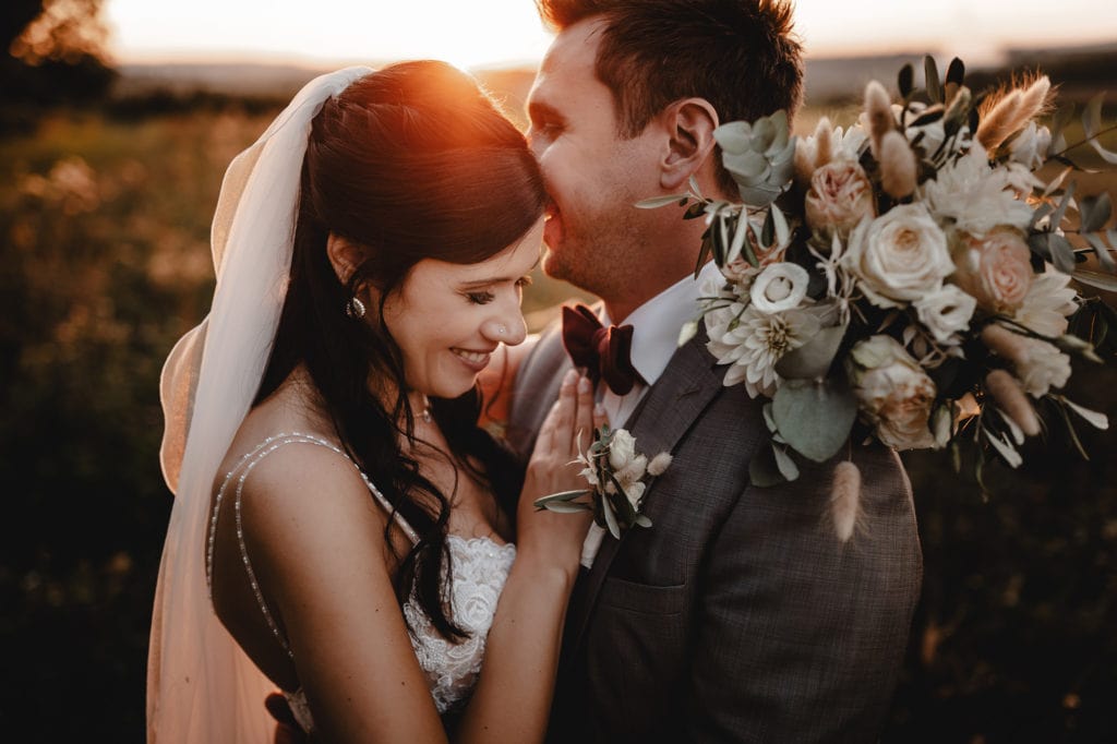 Dekoration_Hochzeit_Schloss_Liebenstein_Brautstrauss_weiss_natur_blush_rose_gruen_rosen_pampasgras_Trockenblumen_eukalyptus_Anstecker