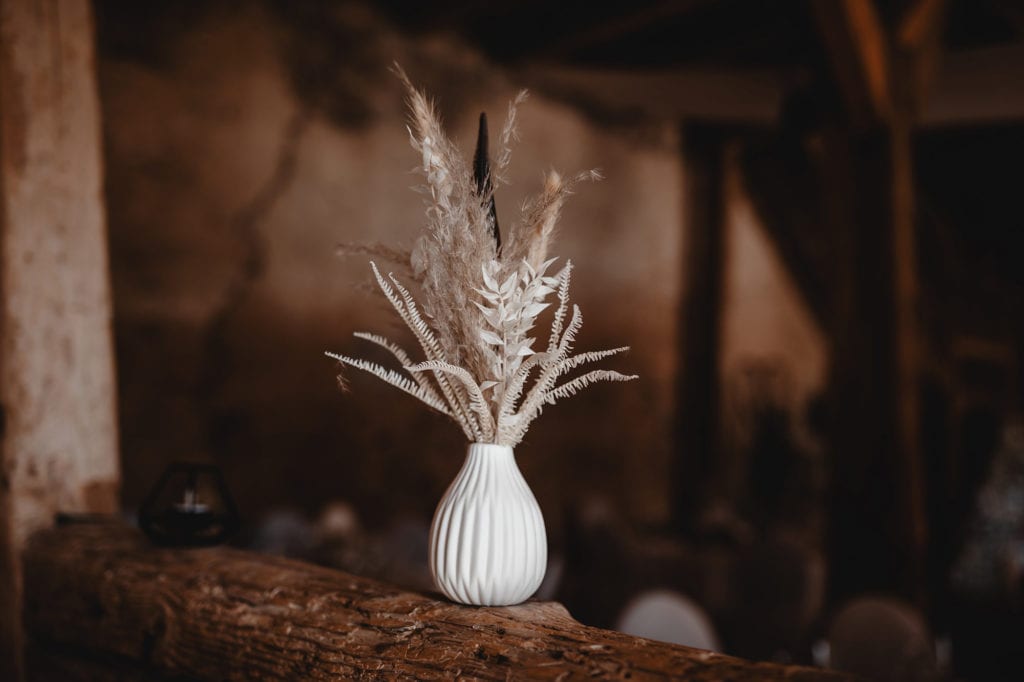 Dekoration_Hochzeit_Schloss_Liebenstein_Deko_Balken_Vase_mieten_trockenblumen_eukalyptus