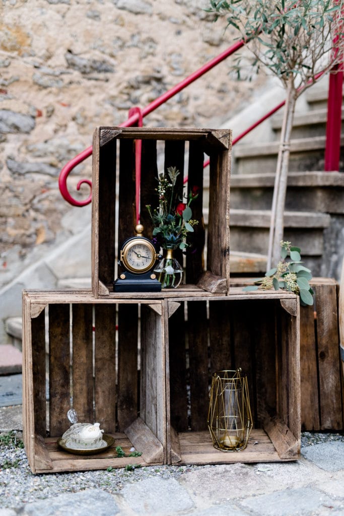 Dekoration_Hochzeit_Schloss_Liebenstein_Eingang_deko_Weinkisten_rustikal_geometrisch_gold