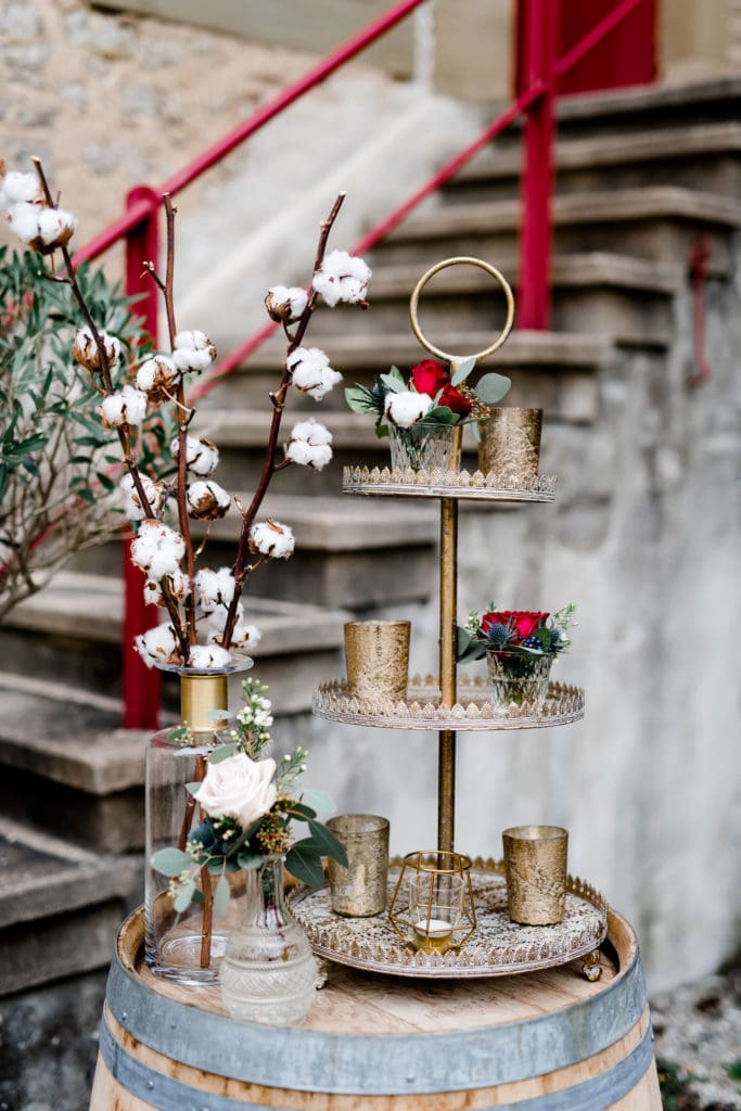 Dekoration_Hochzeit_Schloss_Liebenstein_Etagere_Weinfass_mieten_Baumwolle_Blumen